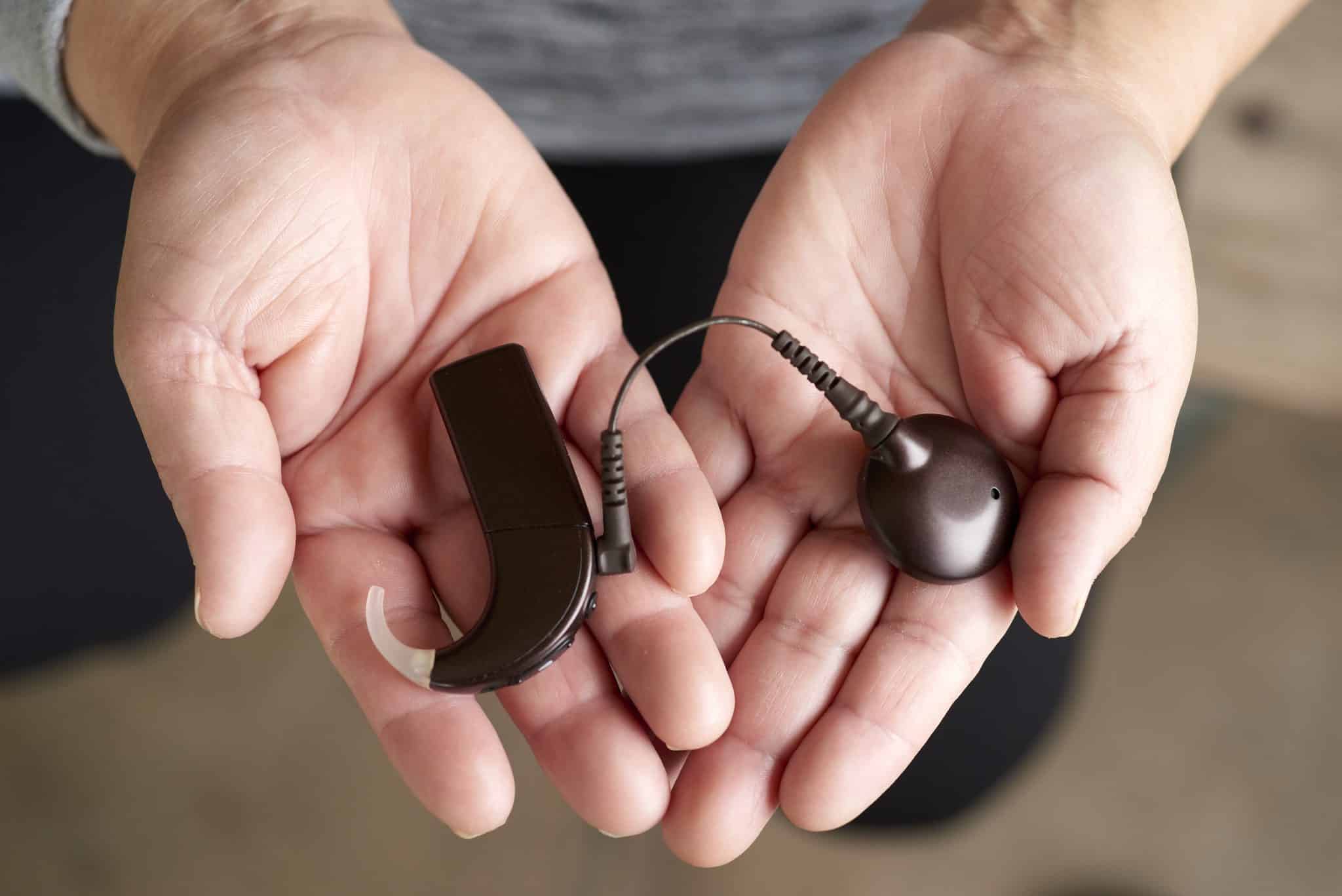 Entendre de nouveau grâce à un implant